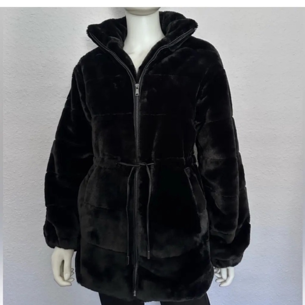 SOLD!!!NWOT TAHARI Faux Fur Coat